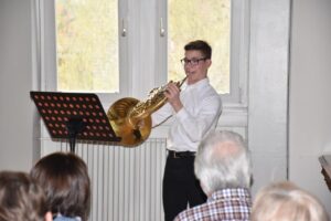 Pascal Christian Jannick Kunik aus Brombachtal (14 Jahre) überrascht Besucher mit seinem Horn